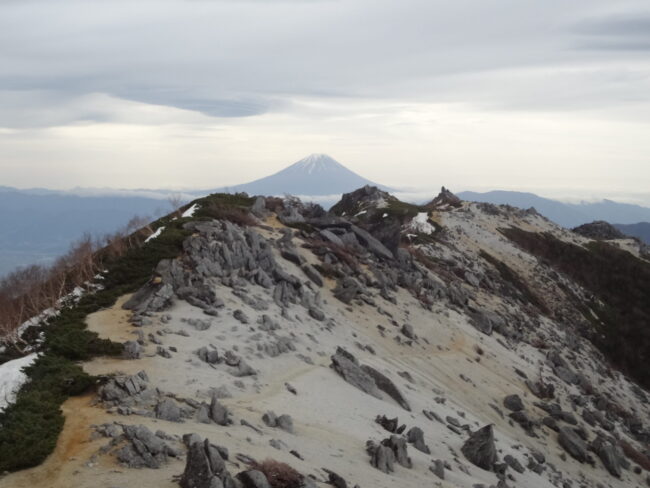 残雪の鳳凰三山縦走