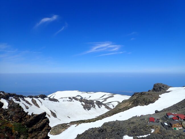 残雪に登る「鳥海山」